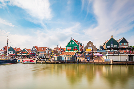 Volendam tradicional pueblo pesquero holandés, vista al puerto, photo