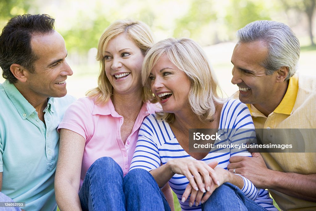 Deux souriant couple en plein air - Photo de Adulte libre de droits