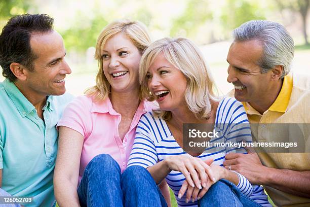 Photo libre de droit de Deux Souriant Couple En Plein Air banque d'images et plus d'images libres de droit de Adulte - Adulte, Adulte d'âge mûr, Amitié