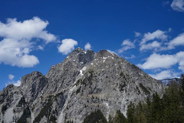 ifinger pico de la montaña - sarntal - cielo azul - ifinger fotografías e imágenes de stock