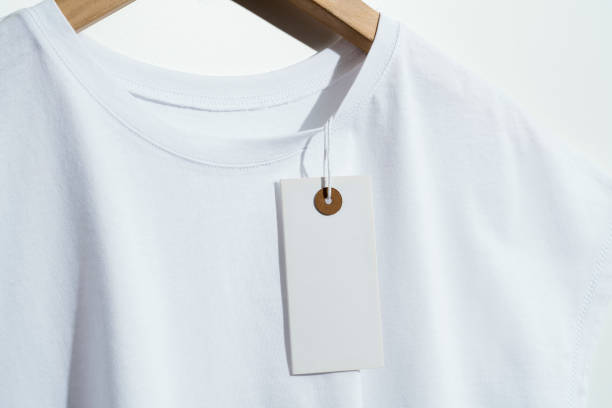 나무 옷걸이에 빈 가격 표가있는 흰색 티셔츠 - white clothing 뉴스 사진 이미지