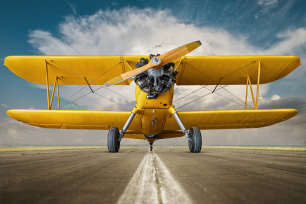 biplan - airplane stunt yellow flying photos et images de collection