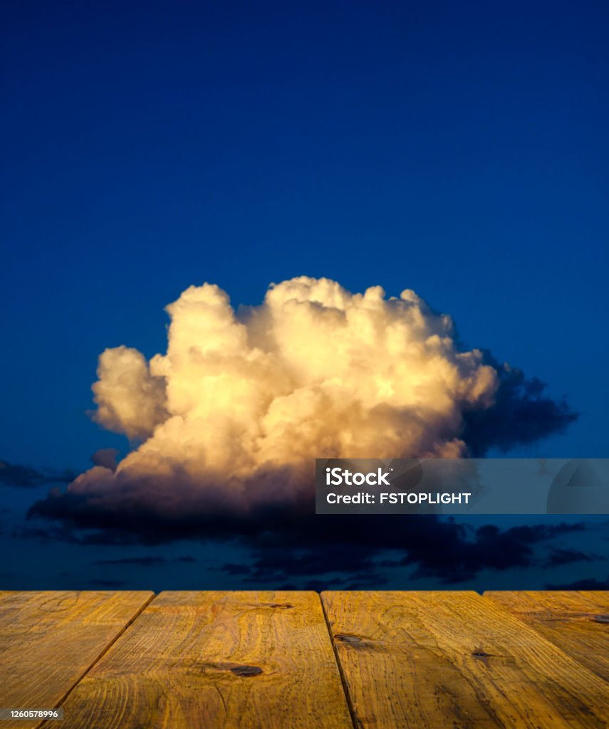 Leerer Holztisch mit defokussiertem Himmel mit Wolken - Lizenzfrei Abstrakt Stock-Foto Leerer Holztisch mit defokussiertem Himmel mit Wolken - Lizenzfrei Abstrakt Stock-Foto