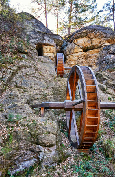 molino regenstein en blankenburg en el paisaje de la roca de arenisca. parque nacional de las montañas harz. sajonia-anhalt, alemania - regenstein fotografías e imágenes de stock