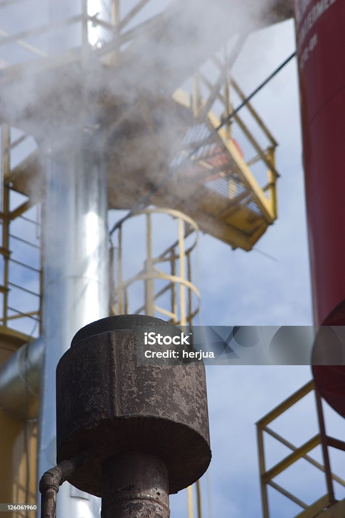 Arrugginito Smokestack in fabbrica - Foto stock royalty-free di Acciaio