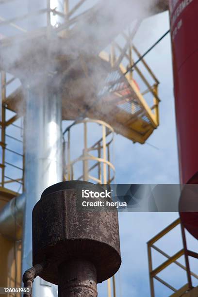 Arrugginito Smokestack In Fabbrica - Fotografie stock e altre immagini di Acciaio - Acciaio, Acido, Ambientazione esterna