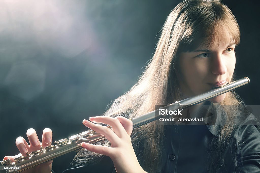 Acanaladura flutist Músico tocando artista - Foto de stock de Flauta - Instrumento de viento de madera libre de derechos