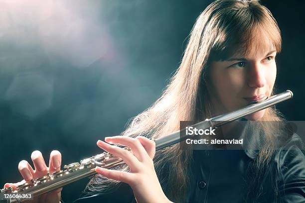 Acanaladura Flutist Músico Tocando Artista Foto de stock y más banco de imágenes de Flauta - Instrumento de viento de madera - Flauta - Instrumento de viento de madera, Solista, Orquesta