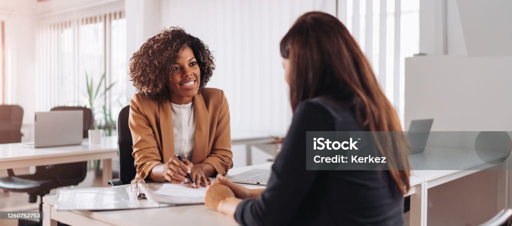 Woman consulting with a female financial manager at the bank - Royalty-free Cliente Foto de stock