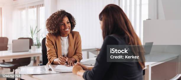 Woman Consulting With A Female Financial Manager At The Bank - Fotografias de stock e mais imagens de Cliente