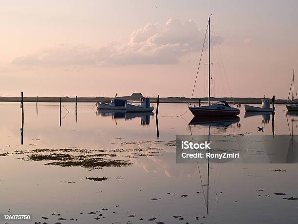 Segelboote In Den Ozean Stockfoto und mehr Bilder von Anker werfen - Anker werfen, Auf dem Wasser treiben, Bunt - Farbton