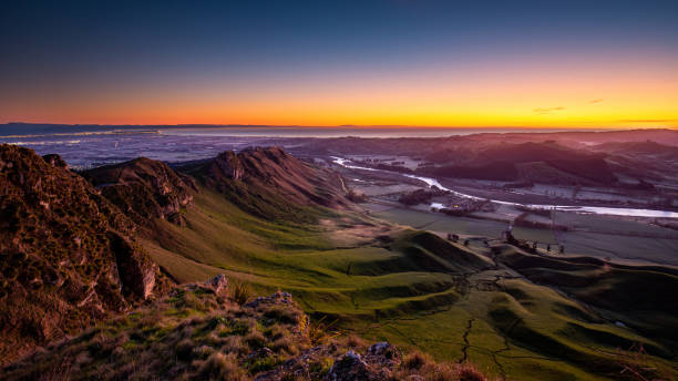 утренний вид с пика те мата, залив хоука, новая зеландия - new zealand forest landscape mountain стоковые фото и изображения