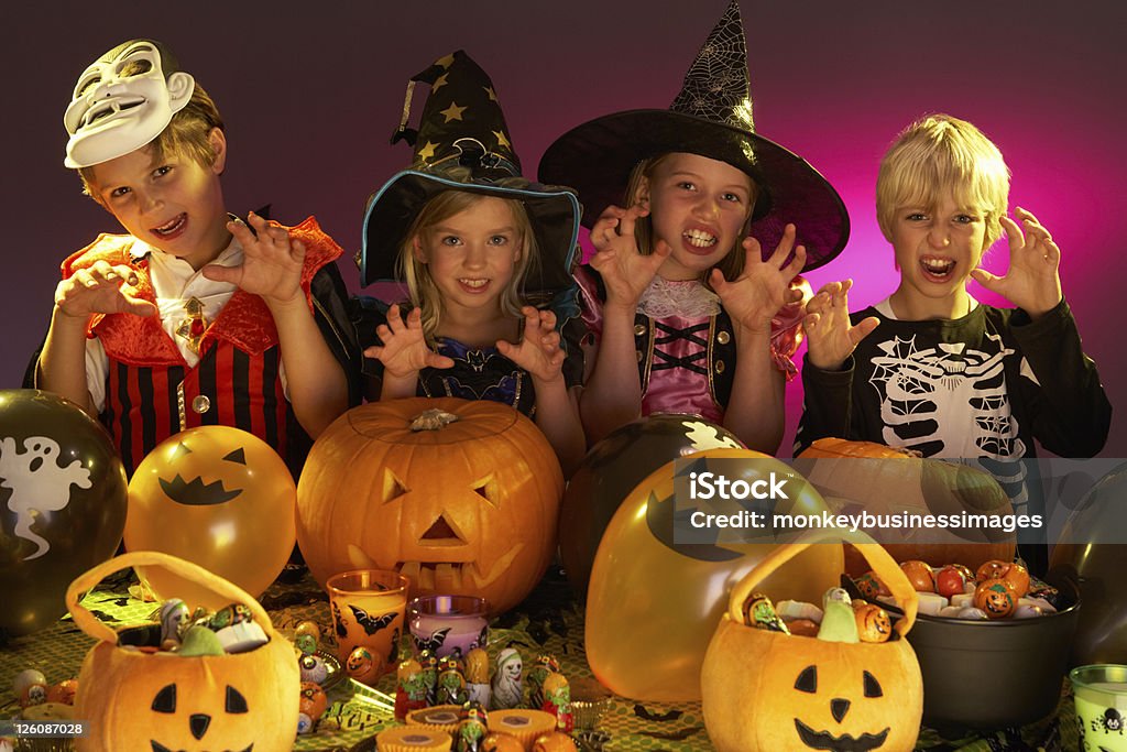 La fête d'Halloween avec des enfants en costumes - Photo de Citrouille libre de droits