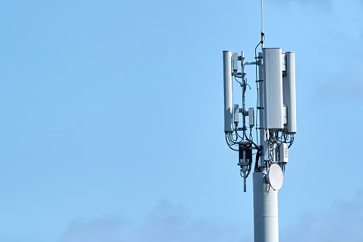 Conexión de red 5G Concept-5G estación base de antena de red celular inteligente en el mástil de telecomunicaciones photo