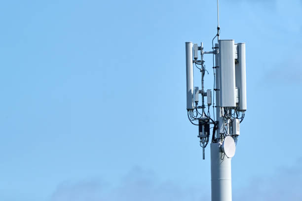 5g network connection concept-5g smart cellular network base station sur le mât de télécommunication - antennes photos et images de collection