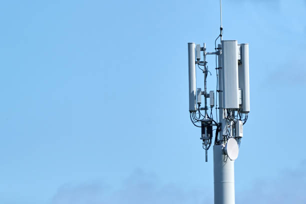 stazione base antenna di rete cellulare intelligente 5g concept-5g sull'albero delle telecomunicazioni - antenna attrezzatura per le telecomunicazioni foto e immagini stock