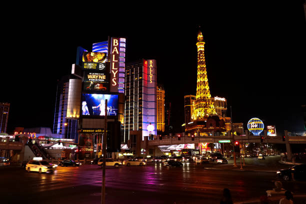 A view of traffic at night on Las Vegas Boulevard (The Strip) Las Vegas, USA - Sep 26,2018: A view of traffic at night on Las Vegas Boulevard (The Strip), The Ballys Hotel and Paris Hotel can be seen in the background, Las Vegas, Nevada, USA downtown las vegas motel sign sign commercial sign stock pictures, royalty-free photos & images