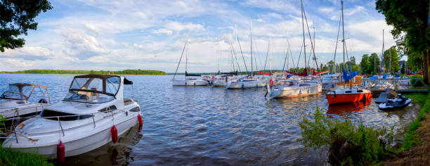 ポーランドの祝日 - シエミャニのジェジオラック湖のマリーナ - motorboating jet boat jet boating summer ストックフォトと画像