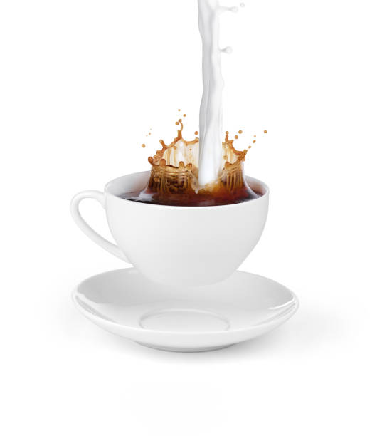 カップにミルクを入れたコーヒーのスプラッシュ - hot drink tea black tea red ストックフォトと画像