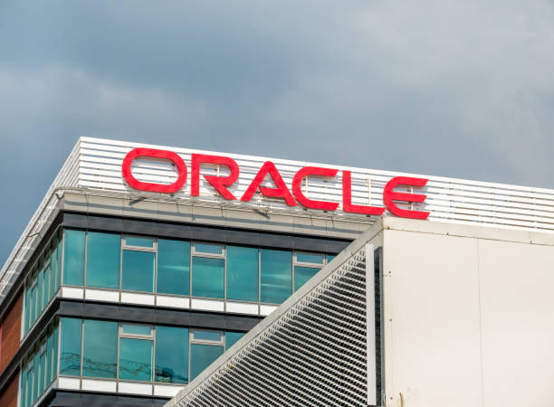 budynek głównej siedziby oracle w bukareszcie. logo firmy oracle na biurowcu. - brand name zdjęcia i obrazy z banku zdjęć