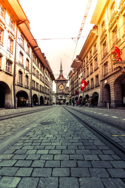 улица, ведущая к цитглогге в центре берна, швейцария - berne switzerland europe bridge стоковые фото и изображения