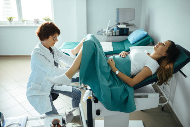 schwangere frau bei gynäkologe - gynecological examination stock-fotos und bilder