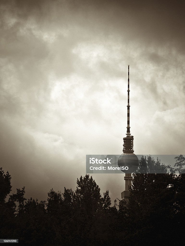 Torre della televisione di Berlino - Foto stock royalty-free di Albero