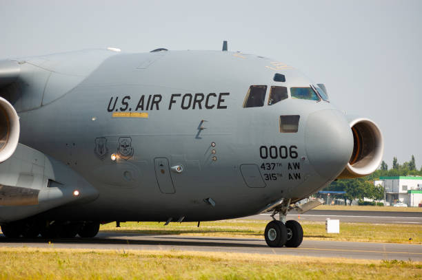 ein c 17 globemaster iii transportflugzeug, das nach der fluganzeige während der ila 2008 wieder auf die parkposition zurückkehrt - pilot military air force cockpit stock-fotos und bilder