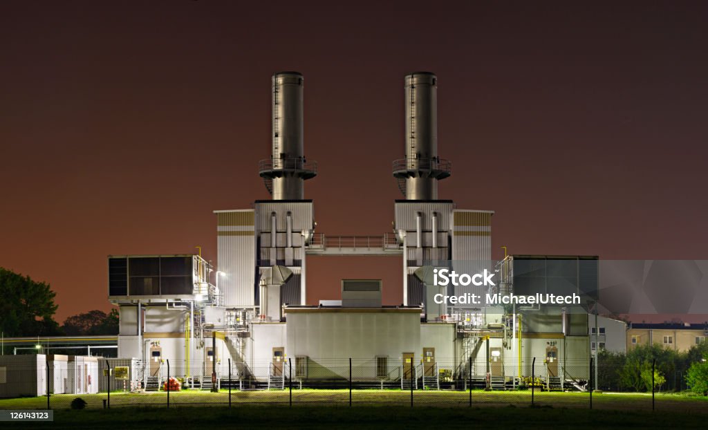 Stabilimento industriale di notte - Foto stock royalty-free di Centrale a gas