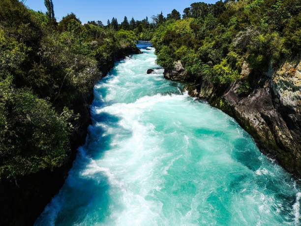 les eaux turquoise des chutes huka en nouvelle-zélande - chutes de huka photos et images de collection