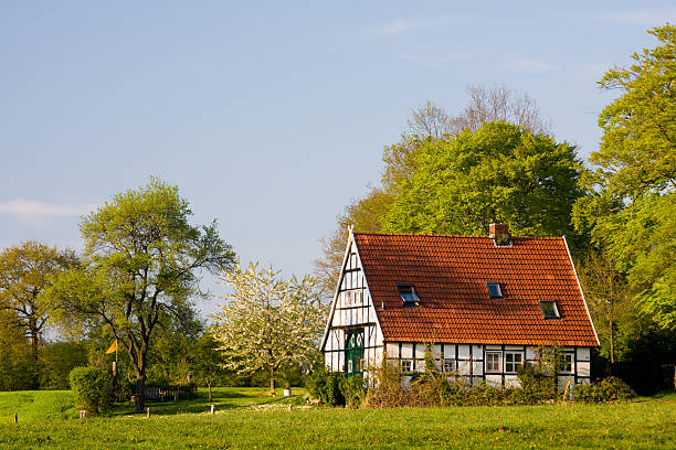 schöne hütte im grünen landschaft - north rhine westfalia fotos stock-fotos und bilder