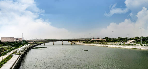 el frente del río gomti en lucknow - lucknow fotografías e imágenes de stock