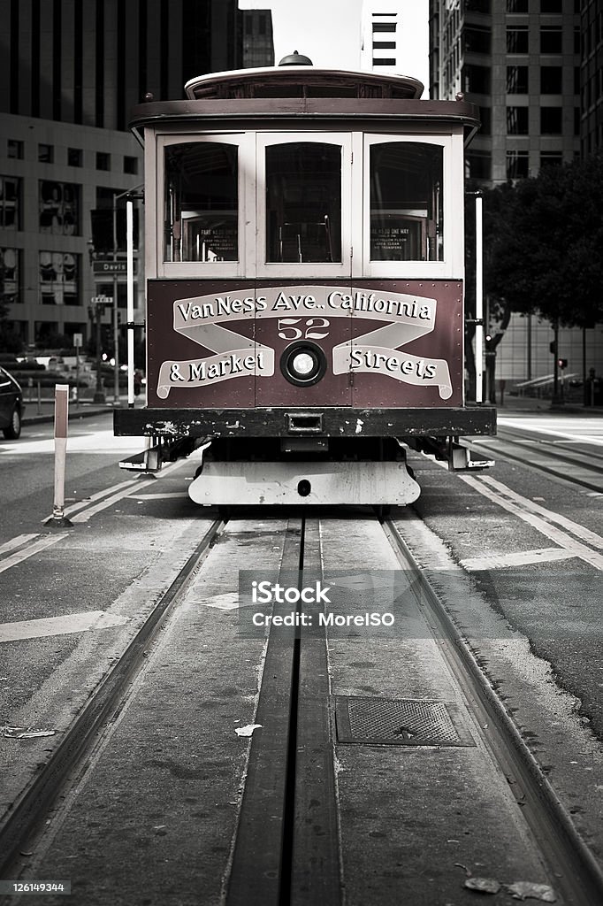 Kolejki linowej w San Francisco, California Street - Zbiór zdjęć royalty-free (Aleja)