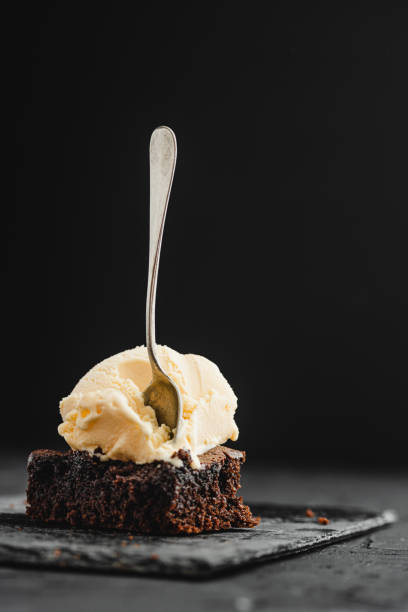шоколадный брауни на черном каменном фоне шифера. - brownie baked bakery brown стоковые фото и изображения