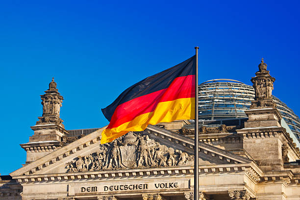 bandeira alemã e reichstag com céu azul - 4404 - fotografias e filmes do acervo