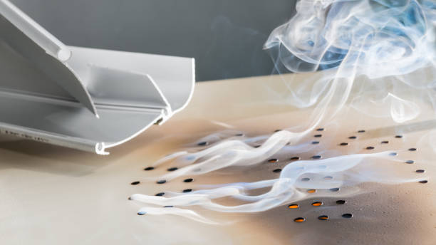 plan rapproché de la fumée toxique sur les épaves brûlées brûlantes brûlantes. profil en aluminium endommagé - flux design photos et images de collection
