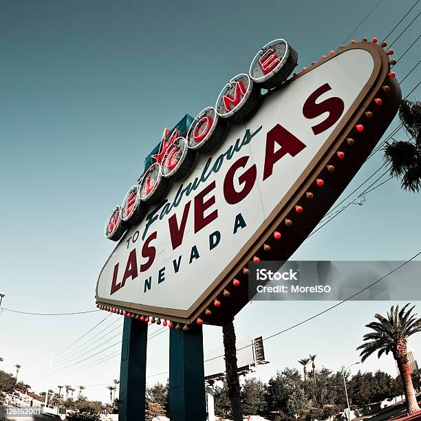 Herzlich Willkommen Im Las Vegas Sign Stockfoto und mehr Bilder von Amerikanische Kontinente und Regionen - Amerikanische Kontinente und Regionen, Baum, Beleuchtet