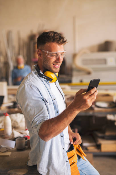 istock Joiner holding a cellphone 1261569224