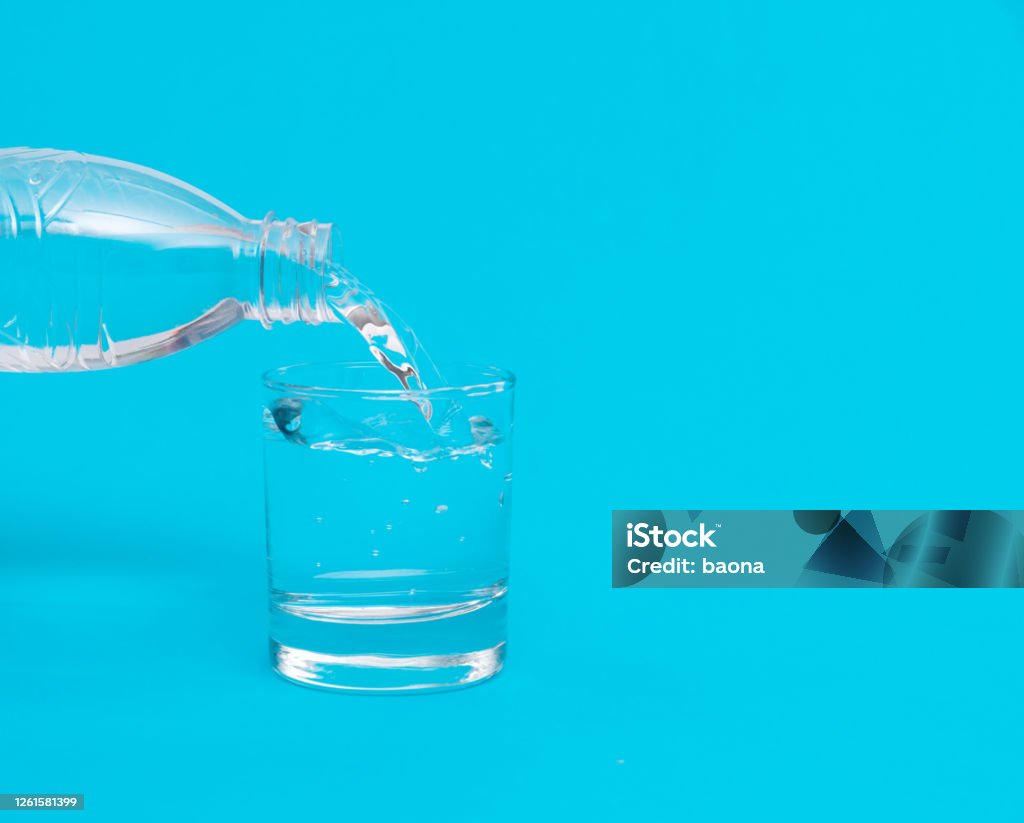 유리컵에 쏟아지는 물 한 병 물에 대한 스톡 사진 및 기타 이미지 - 물, 유리-재료, 유리잔 - iStock
