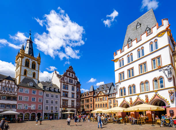 исторический старый город трир в германии - trier стоковые фото и изображения