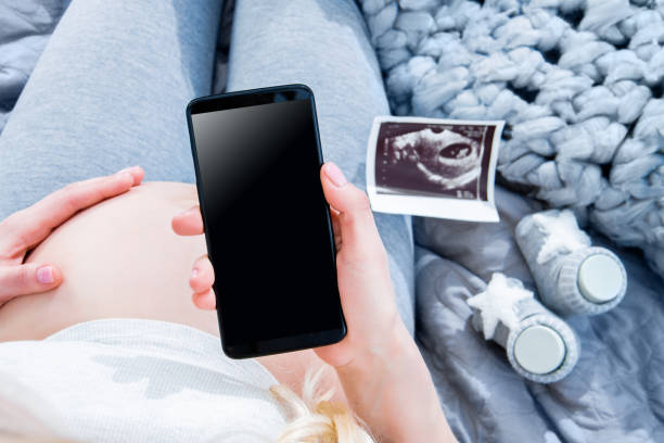 młoda kobieta w ciąży rutynowe - human pregnancy telephone ultrasound family zdjęcia i obrazy z banku zdjęć