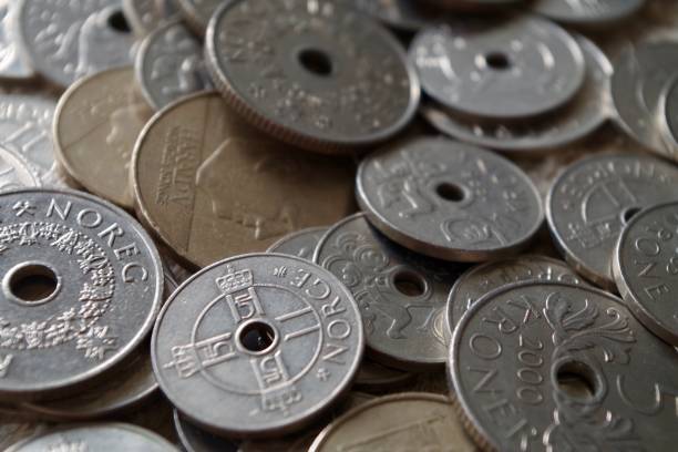monete norvegesi da 5, 10 e 20 corone, valuta nok - norwegian coin foto e immagini stock