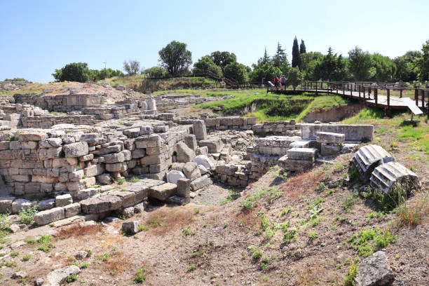 tempelruine in troy city, türkei - ilium stock-fotos und bilder