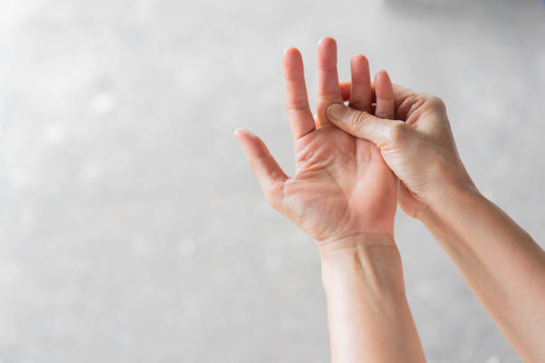 nahaufnahme senior frau massage auf fingern, um schmerzen von harter arbeit für die behandlung über gicht und rheumatoide symptome und chronische krankheit gesundheitskonzept zu lindern - menschlicher finger stock-fotos und bilder