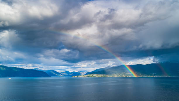 ヴィクの上の虹。 - sogn og fjordane county ストックフォトと画像