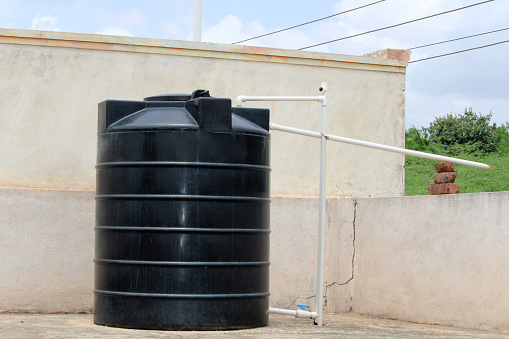 El tanque de plástico de almacenamiento de agua photo