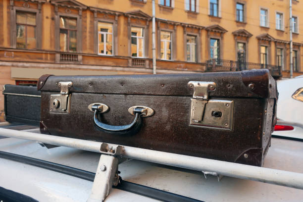 oldtimer-koffer auf dem kofferraum eines autos - suitcase luggage old fashioned obsolete stock-fotos und bilder