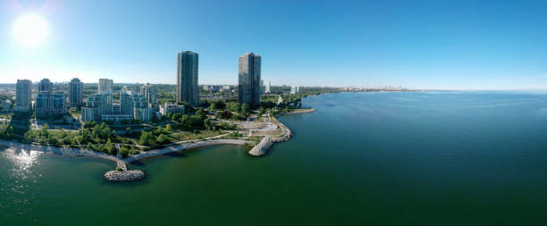 vista da cidade de humber bay shores park, espaço verde com skyline cityscape no centro da cidade. arranha-céus sobre o queensway ao pôr do sol no verão, perto de etobicoke ou new toronto, ontário, canadá - humber river fotos - fotografias e filmes do acervo