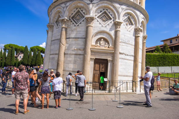 gran grupo de turistas frente a la torre inclinada de pisa, región de toscana, italia - leaning tower of pisa people crowd tourism fotografías e imágenes de stock