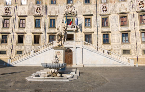 University building on Piazza dei Cavalieri in Pisa, Tuscany, Italy Pisa, Italy - August 14, 2019: Palazzo della Carovana and statue of Cosimo I de' Medici in the Knights Square or Piazza dei Cavalieri in Pisa, Tuscany pisa sculpture stock pictures, royalty-free photos & images